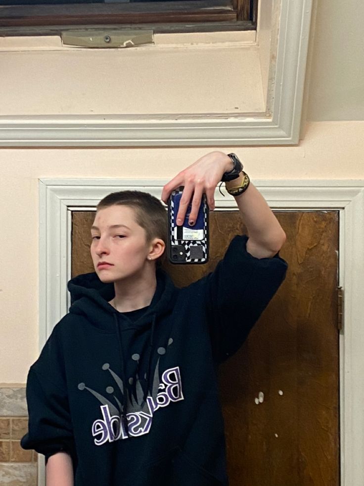 #nonbinary #buzzcut #transmasc #summer #androgynous #gayboy #mirror #college #gay #hot #jawline Transmasc Buzzcut, Nonbinary Buzzcut, Gay Hot, Therian Stuff, Gender Envy, Buzz Cut, Cool Hairstyles, Hair Cuts, Hairstyles