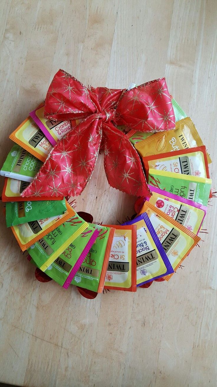 Xmas Diy Gifts, Homemade Christmas Gifts For Family, Tea Wreath, Christmas Candy Crafts, Diy Christmas Gifts For Friends, Diy Christmas Candy, Gift Basket Ideas Christmas, Christmas Gift Baskets Diy, Easy Diy Christmas Gifts