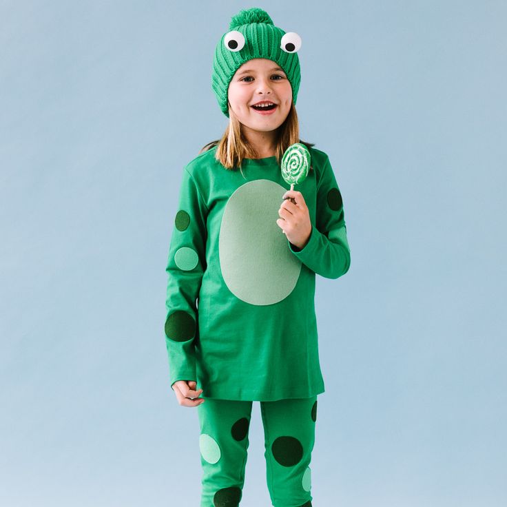 Frog Costume Diy, Sew Halloween Costume, Frog Costume, Easy Diy Costumes, Diy Halloween Costumes Easy, Costume Diy, Easy Diy Halloween, Yellow Hoodie, Easy Halloween Costumes