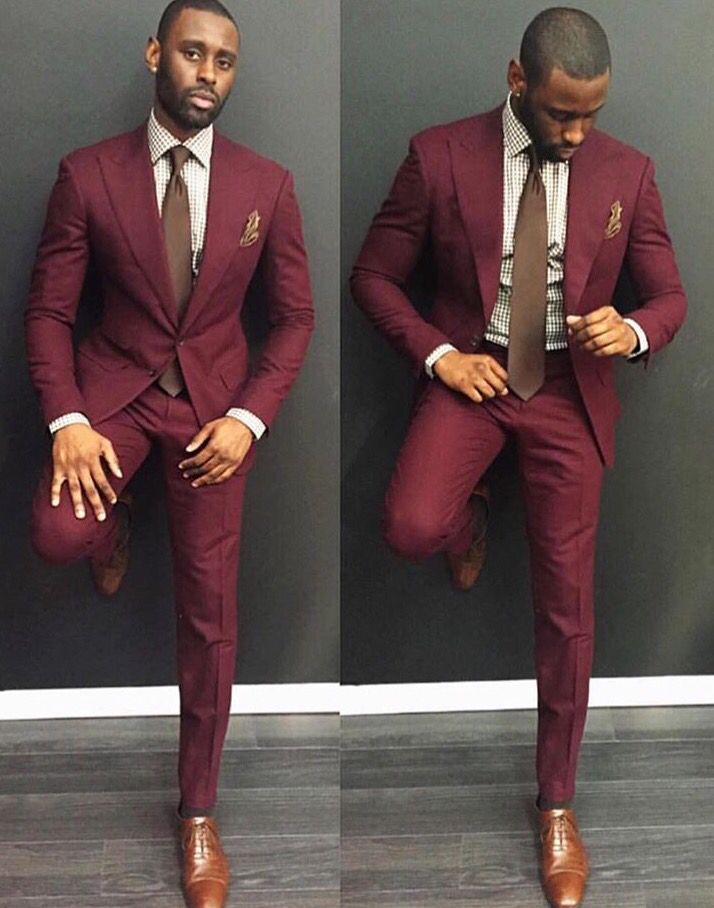 Bold, retro maroon color and slim-fit makes for a sleek modern look. Terno Slim, Style Gentleman, The Suits, Business Jacket, Male Style, Suit For Men, Mens Fashion Edgy, Mens Fashion Smart, Groomsmen Suits