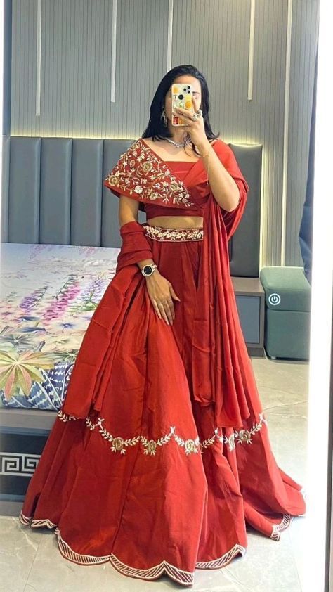 Stylish Choli Designs, Blouse For Bridal Lehenga, Round Stomach Outfits, Wedding Choli Designs, Blouse Designs Chaniya Choli, Chaniya Designs Style, Stylish Indian Outfits Wedding Ideas, Chaniya Choli Designs Weddings Latest, Red Chaniya Choli