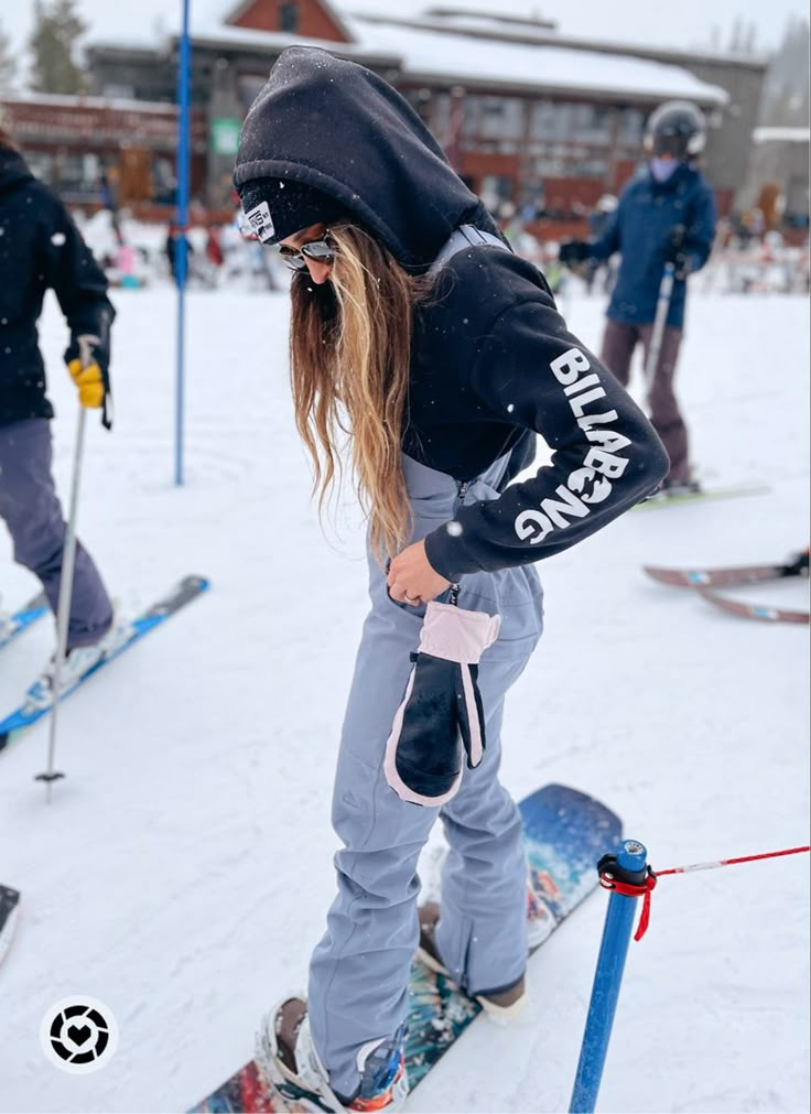 Snowboard outfit winter bibs snow gear women Snowboarding Outfit Black Pants, Women's Snowboarding Outfits, Cute Snowboard Outfits, Apes Ski Party Outfit, Green Snowboard Outfit, Women Snowboarding Aesthetic, Snowboarding Aesthetic Outfits, Women’s Snowboarding, Snowboarding Girl Outfit