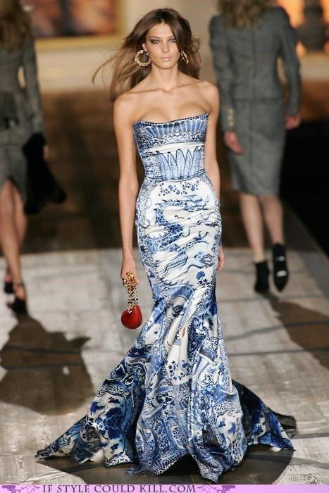 Woman Walking, Look Formal, Blue And White Dress, Blue Willow, Gorgeous Gowns, Roberto Cavalli, Delft, Beautiful Gowns, Shibori