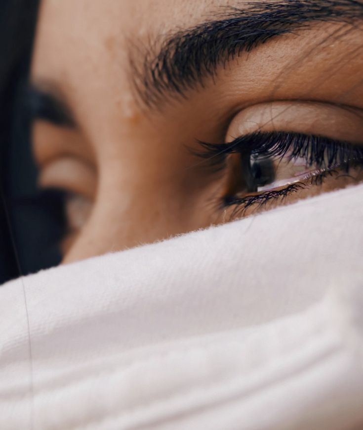 a close up of a person's eye with the words in spanish above it