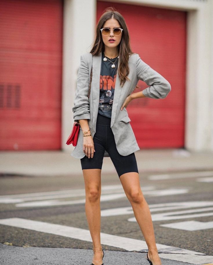 Casual Shorts Outfit, Blazer E Short, Bike Shorts Outfit, Biker Shorts Outfit, Shorts Outfit, Outfit Trends, Blazer And Shorts, Cycling Shorts, Blazer Outfits