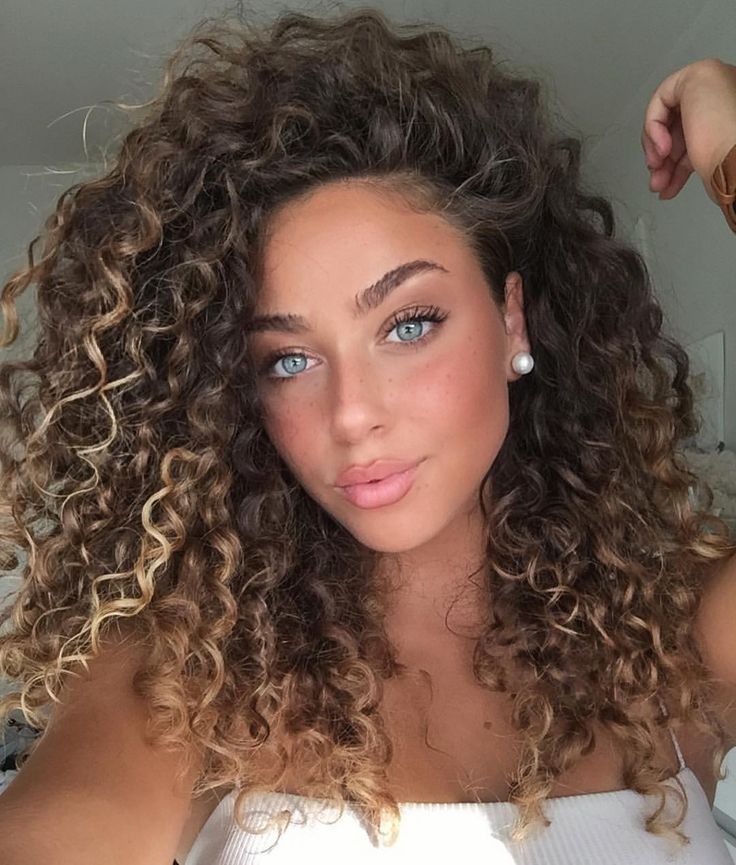 3,937 mentions J’aime, 59 commentaires - Emelie Battah (@emeliebattah) sur Instagram : "🦁" Hair St, Short Curly Haircuts, Colored Curly Hair, Curly Hair Cuts, Naturally Curly, Long Curly, Short Curly Hair, Natural Curls, Curly Hair Styles Naturally