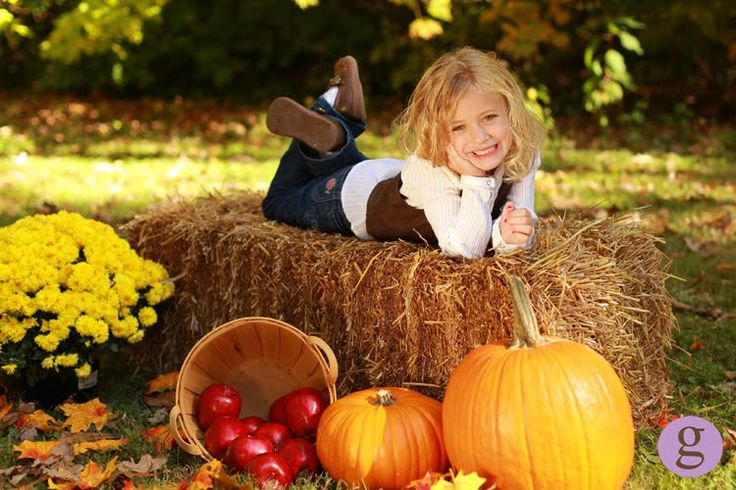 fall portrait ideas | Giggles Photography: Fall Portrait Specials Fall Mini Shoot, Fall Photo Booth, Fall Baby Photos, Fall Photo Props, Fall Backdrops, Photo Halloween, Mini Photo Sessions, Fall Family Portraits, Fall Portraits