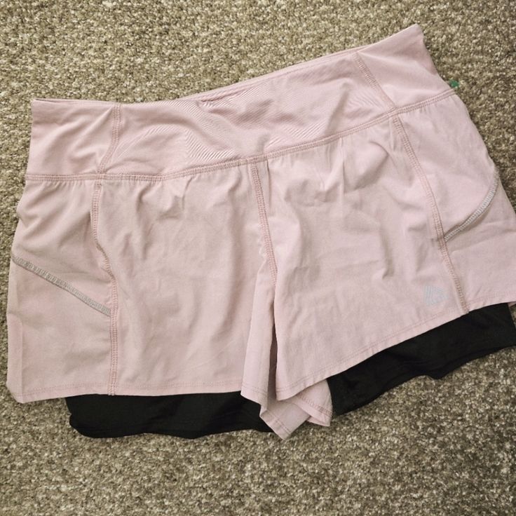 Women's Size M. Washed Once, But Never Worn. Smoke/Pet Free Home Pink Activewear Shorts With Pockets, Pink Sports Shorts With Pockets, Pink Short Activewear With Pockets, Pink Activewear With Pockets For Spring, Spring Pink Activewear With Pockets, Pink Athletic Shorts With Pockets For Workout, Pink Workout Athletic Shorts With Pockets, Pink Sporty Athletic Shorts With Pockets, Sporty Pink Athletic Shorts With Pockets