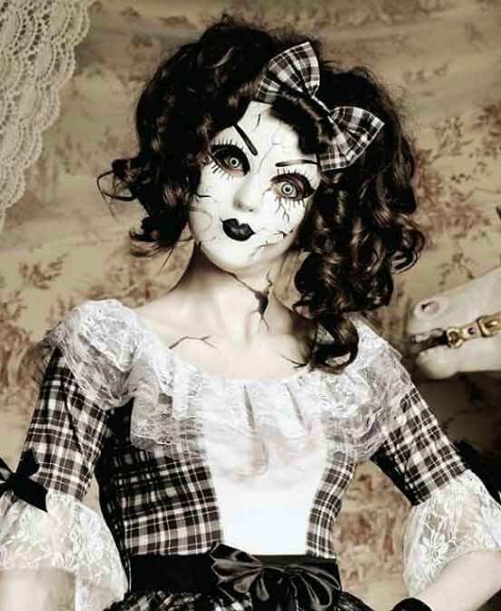 Pretty Halloween Costume Ideas Diy, Creepy Doll Costume, Doll Makeup Halloween, Porcelain Doll Costume, Creepy Halloween Costumes, The Mask Costume, Pretty Costume, Doll Halloween Costume, Pretty Halloween Costumes