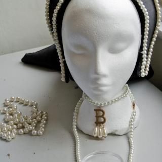 Anne Boleyn necklace Ann Boleyn Costume, Diy Anne Boleyn Costume, Anne Boleyn Costume, Anne Bolyne Costume, Anne Boleyn Halloween Costume, Historical Halloween Costumes, Anne Boleyn Dress The Tudors, Anne Boleyn Red Dress, Medieval Dolls