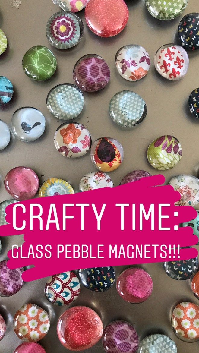 a table topped with lots of magnets covered in different types of buttons and text that reads crafty time class pebble magnets