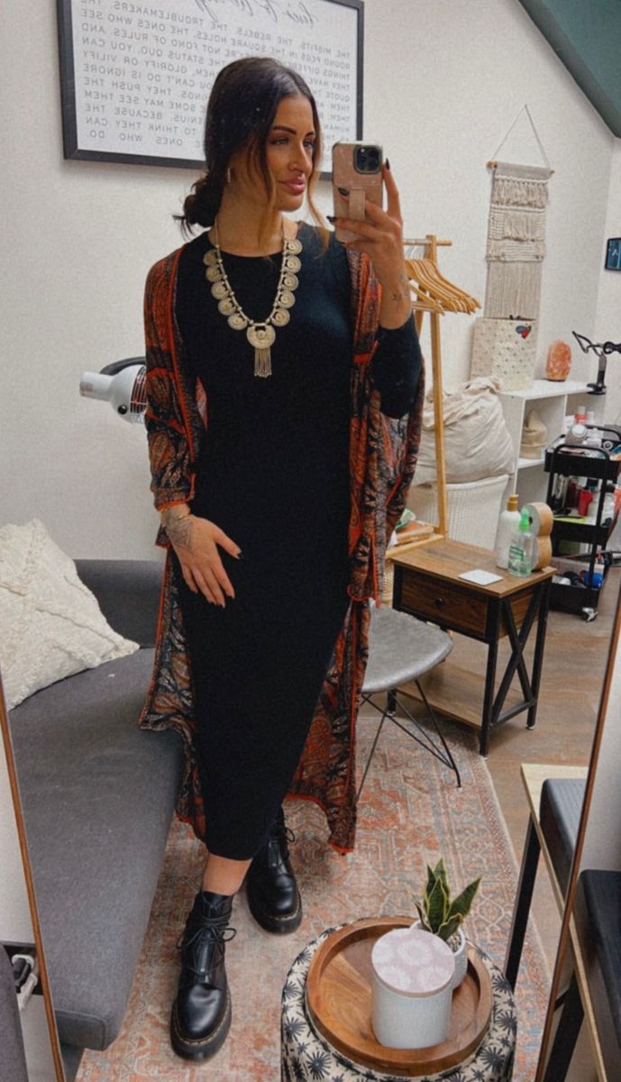 Kimono Work Outfit Classy, Office Bohemian Outfit, Kimono Witch Outfit, Business Boho Chic Work Outfits, Professional Bohemian Outfits, Kimono Work Outfit, Boho Office Style Work Outfits, Dress And Boots Outfit Summer, Boho Outfits For Work