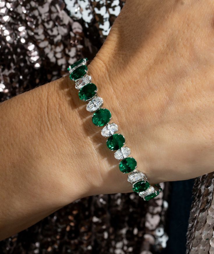 In this ever elegant, classically styled bracelet the bright icy-white oval-cut diamonds (totaling over 18 carats) alternating with vibrant crystalline green emeralds (totaling over 25 carats), create a fabulous colorful flash in this all around chic and stunning wrist bauble. 13 "Minor" C. Dunaigre Oval-Shape Emeralds 25.32CTS 13 GIA Certified Oval-Shape Diamonds 18.77CTS Emerald And Diamond Jewelry, Green Diamond Bracelet, Fancy Diamond Ring, Royal Core, Diamond Bracelet Design, Diamond Necklace Designs, Emerald Bracelet, Soldering Jewelry, Pretty Jewelry