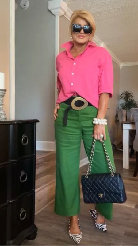 Colorful Office Wear Women, Pink And Green Business Casual, Rose Colored Pants Outfit, Fashion For 2025 Women, What Colors Go With Green Outfits, Spring Fashion Trends 2025, Green Pants Outfit Casual, Kelly Green Pants Outfit, Green Pants Outfit Women