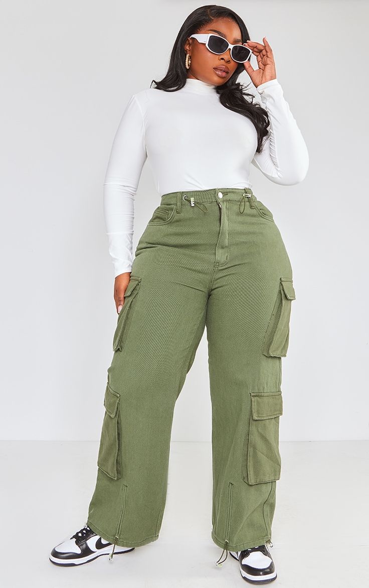 Styling Cargo Jeans, Outfits With Khaki Pants, Khaki Jeans Outfit, Cargo Jeans Outfit Women, Bodysuit Outfit Jeans, Cargo Jeans Outfit, Popular Spring Outfits, Straight Jeans Outfit, Panda Dunks