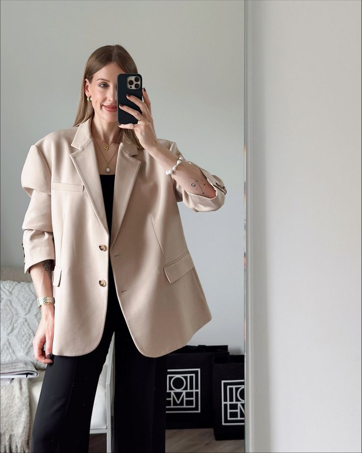 Vanilla Blazer Outfit, Styling Beige Blazer, Taupe Blazer Outfit, Cream Blazer Outfits For Women, Blazer Outfit Casual, Long Blazer Outfit, Cream Blazer Outfit, Blazer Outfits Street Style, Beige Blazer Outfit