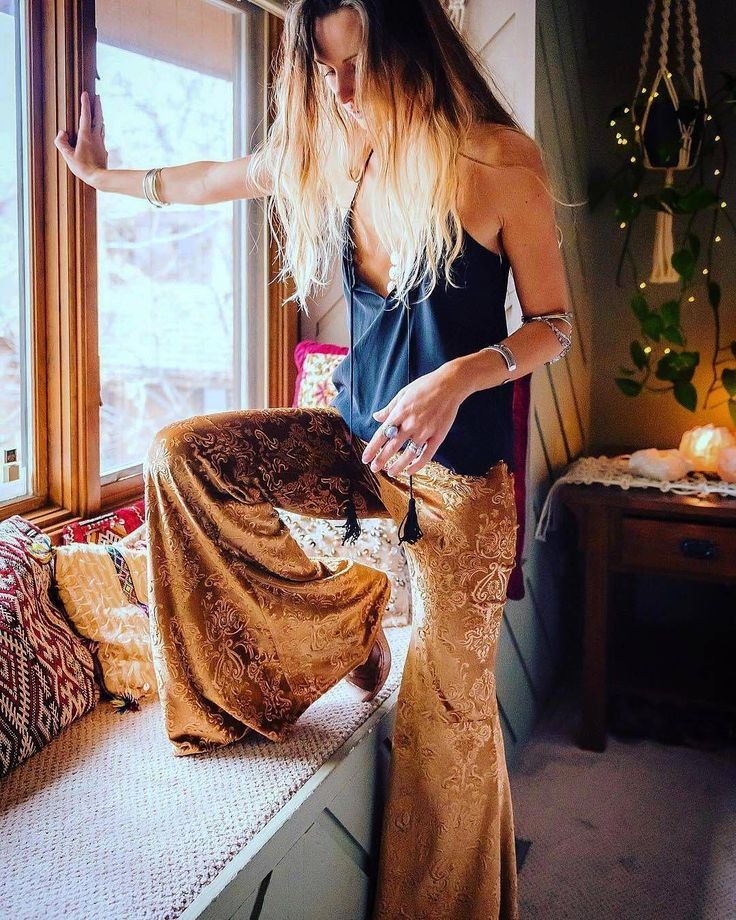 cool pants! Bohemian Schick, Velvet Bell Bottoms, Burning Men, Moda Hippie, Look Boho Chic, Estilo Hippy, Mode Hippie, Bohemian Fall, Estilo Hippie