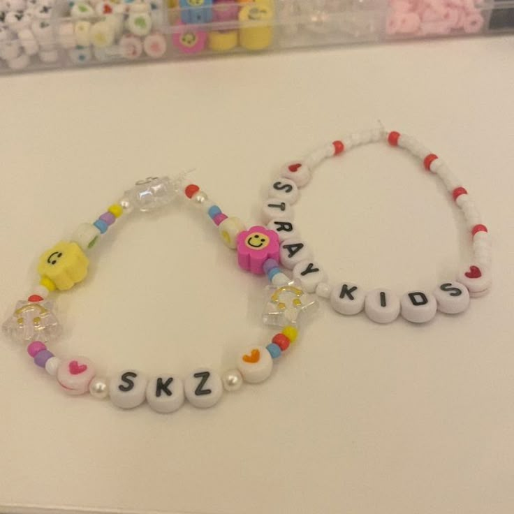 Jewelry Kpop Skz, Skz Beaded Jewelry, Kawaii Beaded Bracelets, Skz Bracelet Ideas, Skz Bracelets, Stray Kids Jewelry, Skz Bracelet, Skz Crafts, Skz Jewelry