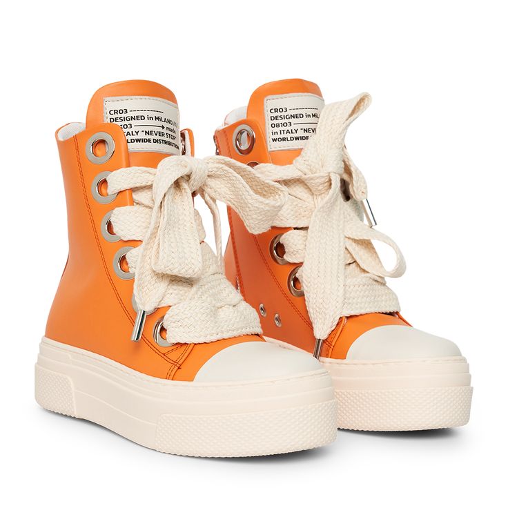 ¿Te encanta el naranja? Estás en el lugar correcto!
 Un par de zapatos hechos a mano por nuestros artesanos italianos.
 Puedes usarlo con cualquier atuendo: hecho de cuero genuino, con una meseta blanca sólida y cordones maxi color crema que enmarcan todo el zapato. Concept Sneakers, Pretty Shoes Sneakers, Color Crema, Orange Shoes, Brand Concept, Shoes Handmade, Sneakers For Men, Pretty Shoes, Character Outfits