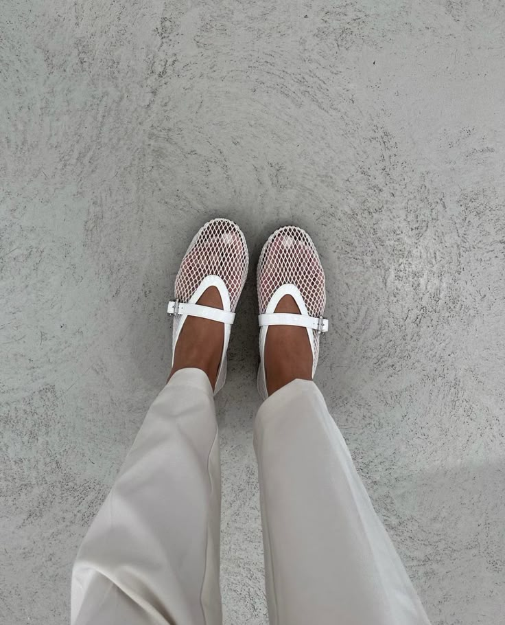 Trends Ss24, Flat Shoes Outfit, Styling Business, Going Out Style, Designer Ballet Flats, White Flat Shoes, Mesh Flats, Flats Outfit, Sandals Outfit