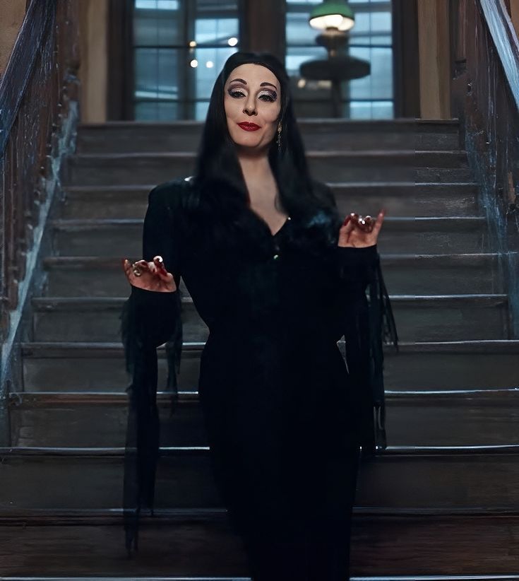 Adams Family Photoshoot, Morticia Addams 1991, Morticia Addams Aesthetic, Morticia Addams Makeup, Morticia Addams Costume, Morticia And Gomez Addams, Addams Family Costumes, Gomez And Morticia, Gomez Addams