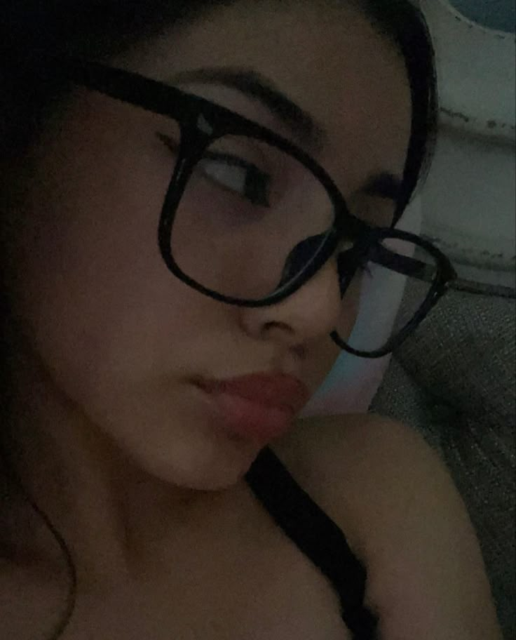 Thick Black Glasses Aesthetic, Black Oversized Glasses, Black Square Glasses Aesthetic, Cute Glasses Frames For Round Faces, Feminine Glasses Frames, Black Glasses Girl, Black Glasses Outfit, Glasses Inspo Women, Black Glasses Aesthetic