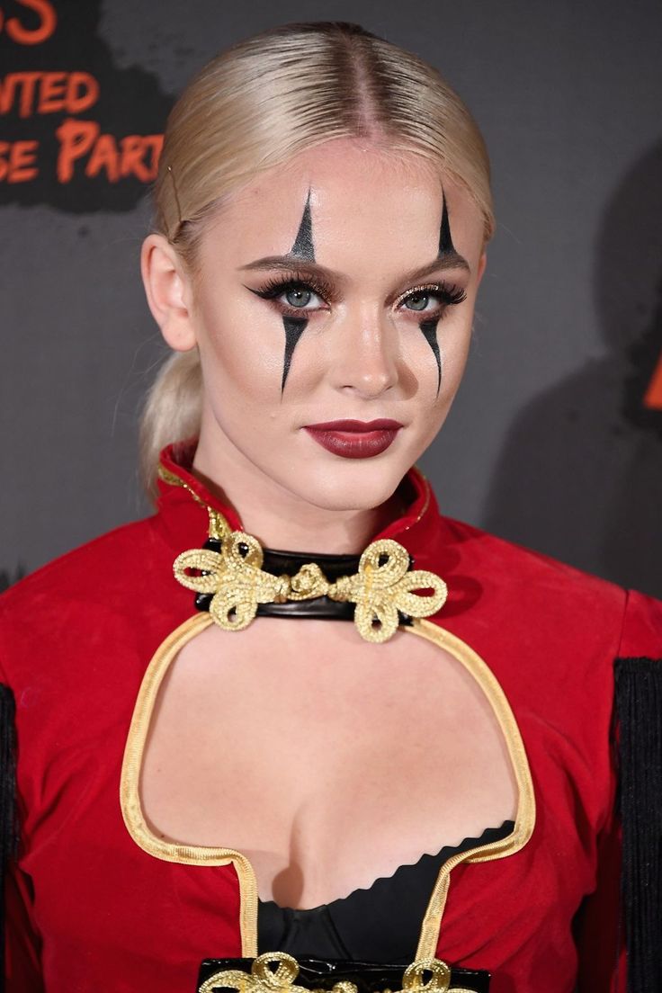 Zara Larsson is giving us major makeup inspo with this crazy circus ringmaster look. Love it. Makeup Ideas Aesthetic, Circus Halloween Costumes, Circus Ringmaster, Most Creative Halloween Costumes, Circus Makeup, Ringmaster Costume, Halloween Make-up Looks, Halloween Circus, Halloween Makeup Ideas