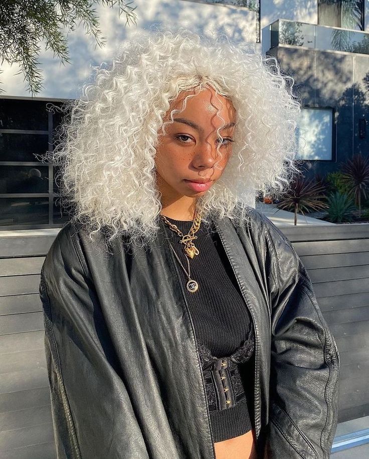 White Curly Hair, White Afro, Short White Hair, Baddie Outfit, Pelo Afro, Pretty Hair Color, Healthy Ideas, Bleached Hair, Dream Hair