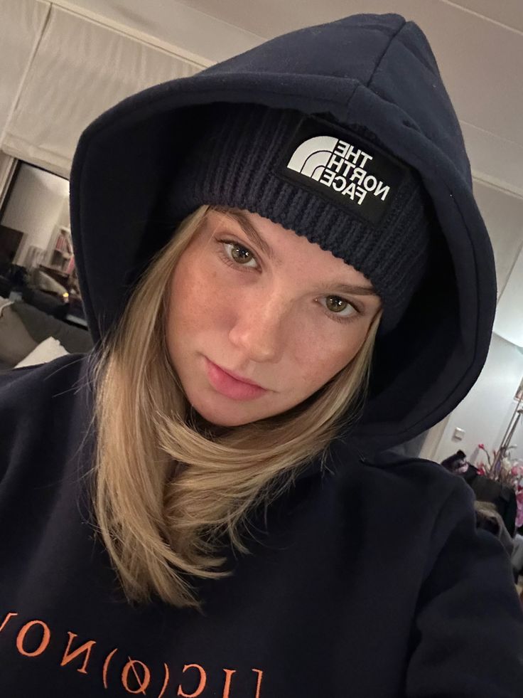 North Face Hat Outfit, Nike Beanie Outfits, The North Face Beanie Outfit, Ice Cap Outfit, North Face Beanie Outfit, Hoodie And Beanie Outfit, Carhartt Beanie Outfits, Beanie And Hoodie Outfit, Carhartt Cap Outfit