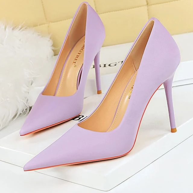 Pointed silk Satins Heels Simple Pedicure, Gold Shoes Heels, Satin Silk Dress, Pointed High Heels, Wedge Heel Boots, Designer High Heels, Satin Heels, Pointed Heels, Satin Pumps