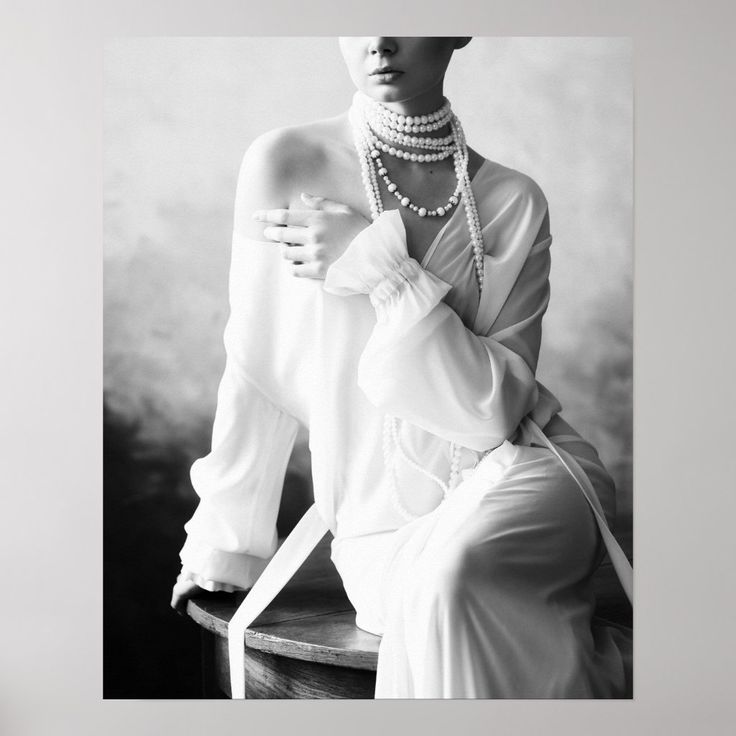 This beautiful Vintage Black and White Woman with Pearls Poster is a really feminine art. Ideal in a living room. Woman With Pearls, White Woman, Vintage Black And White, Feminine Art, Photoshoot Inspo, A Living Room, Hat Crafts, Gaming Wall Art, Sock Shoes