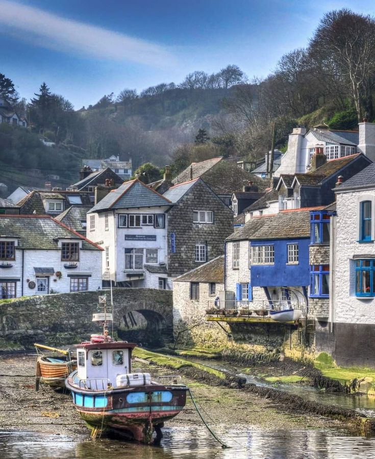 there is a boat that is sitting in the water next to some houses and buildings