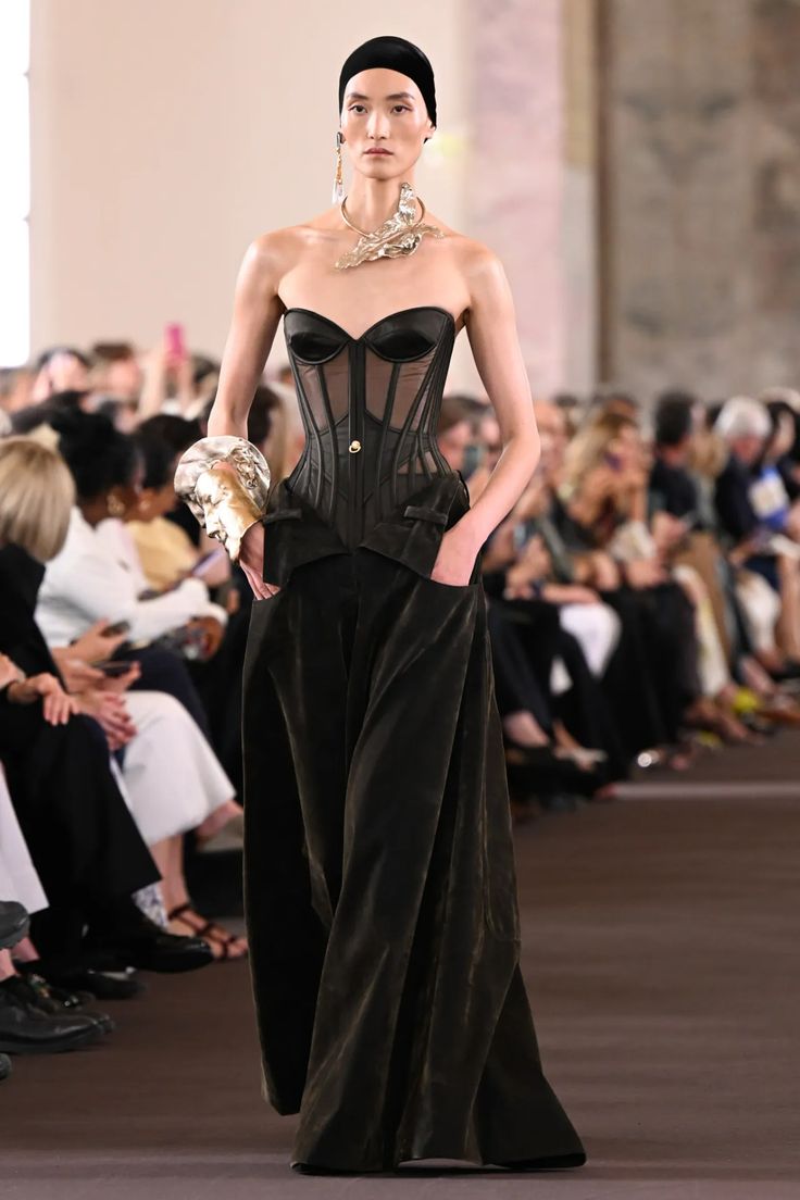 Schiaparelli Fall 2023 Couture, High Fashion Runway Outfits 2023, Couture Gowns Runway, Schiaparelli 2024 Haute Couture, Couture Suit Women, Project Runway Outfits, High Fashion Sketches, Couture Fashion 2023, High Fashion Runway Outfits