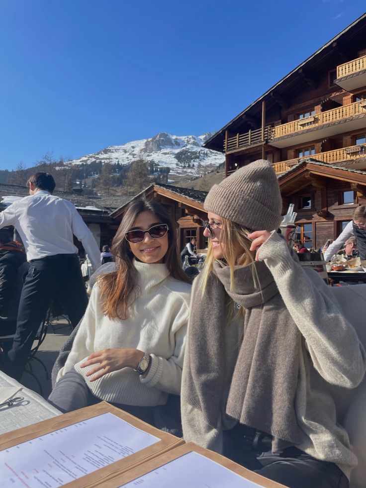 Winter Outfits Ski Resort, Snow Winter Fashion, Alpine Outfit Women, Winter Outfits For Italy, Ski Trip Outfit Ideas, Ski Lodge Aesthetic Outfits, Ski Winter Outfits, Aspen Style Winter, Vail Winter Outfits