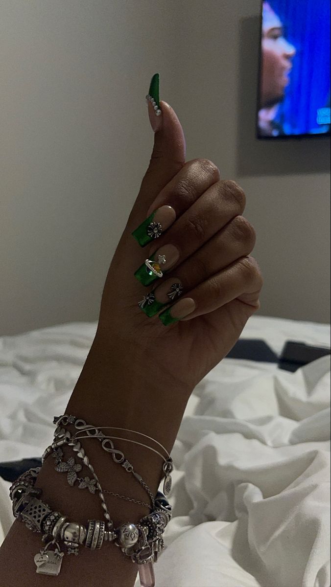 Hunter Green Nails Acrylic Short, Emerald Green Press On Nails, Short Hunter Green Nails, Short Nails Emerald Green, Money Green Nails Acrylic, Emerald Green And Gold Nails Acrylic Almond, Birthday Nails Emerald Green, Green With Silver Nails, Nails To Match Green Dress Prom