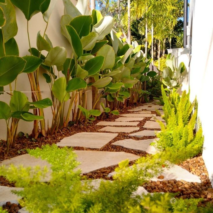 Pedra mineira: 30 ideias para revestir com esse acabamento Small Tropical Gardens, Tropical Landscape Design, Walkway Landscaping, Side Yard Landscaping, Tropical Garden Design, Courtyard Gardens Design, Sustainable Landscaping, Garden Venue, Grasses Garden