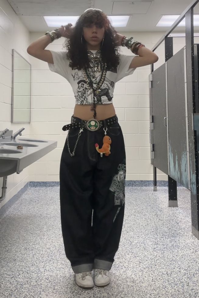 Pants With Chains Outfit, How To Style Y2k Jeans, Baggy Jeans With Chains, Grunge Outfits With Black Jeans, Dc Shoes Outfit 2000s, Jnco Outfit Woman, Styling Jnco Jeans, Dc Belt Buckle, Grunge Crop Top Outfits