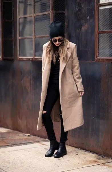 Black And Camel Outfit, Black Outfit Winter, Black Chunky Knit Sweater, Black Dungarees, Camel Outfit, Black Dress Coat, White Collared Shirt, Beige Coat, Wearing All Black