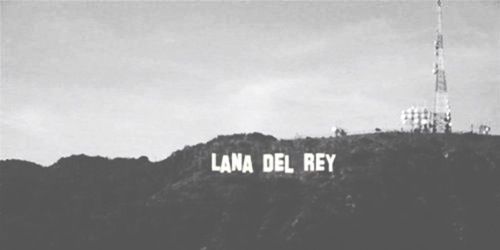 a black and white photo with the words lama del rey on it's side