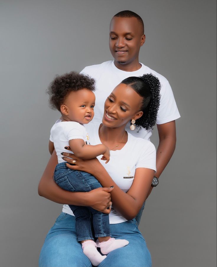 Family photography 
#familygoals African Family Photoshoot, Family Potraits Idea With Baby, Family Shoot Outfit Ideas, Yellow Dress Casual, Mommy Daughter Pictures, Black Lovers, Baby Family Pictures, Family Potrait, Couples Pose