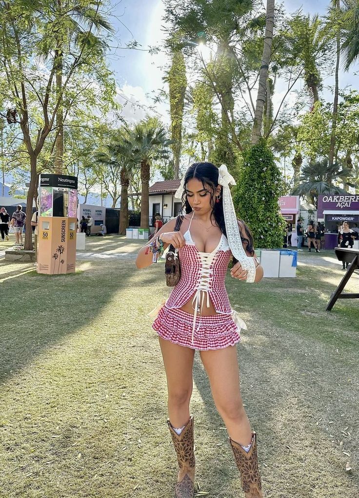 ₊˚ෆ Follow me for more 𐙚 visit my boards ₊˚ෆ Coachella Outfit Inspiration, Rave Music Festival Outfits, First Rave Outfit, La Onda Festival Outfits, Dj Outfits Female, House Music Outfits Rave, Girly Rave Outfits, Pink Coachella Outfit, Boho Coachella Outfits