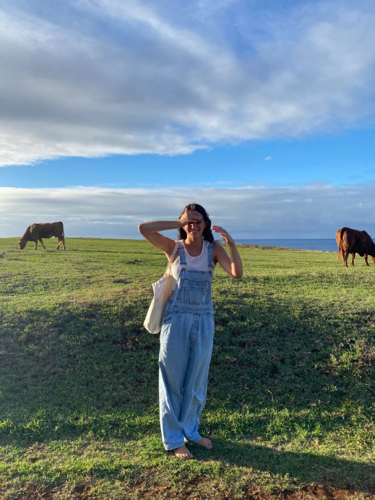 Beachy Overalls Outfit, Overalls Cowgirl Outfit, Modest Girl Aesthetic, Garden Outfit Aesthetic, Dungarees Outfit Aesthetic, Fall Old Money Outfits, Throwback Outfits 90s, 1990s Street Style, Overalls Aesthetic