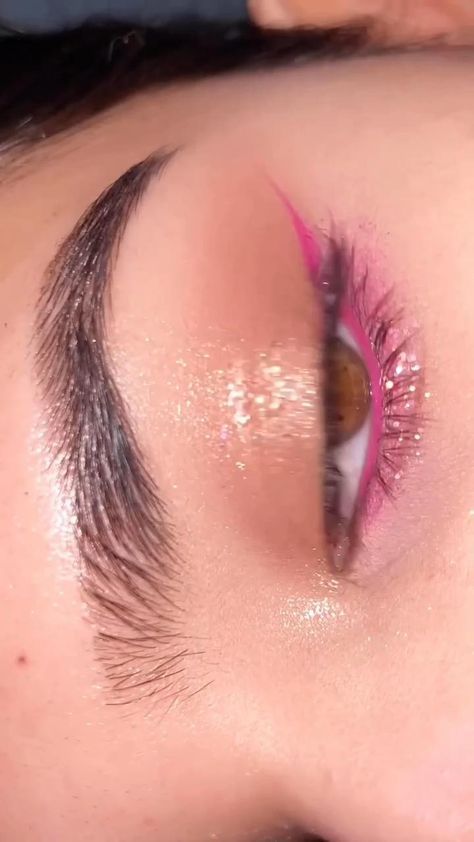 Pink Prom Makeup Looks, Pink Prom Makeup, Makeup Ojos, Pink Eyeliner, Soft Eye Makeup, Beginners Eye Makeup, Pink Eye Makeup, Prom Makeup Looks, Cute Eye Makeup