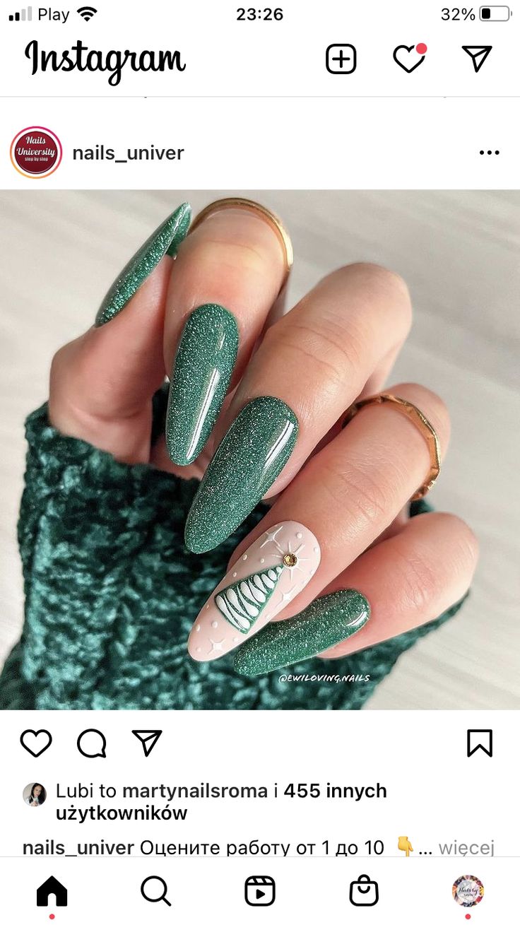 Xmas Nails Christmas Green, Pine Green Christmas Nails, Christmas Nails Elegant Holidays, Christmas Green Nail Designs, Green Christmas Nails Almond, Grinch Stilleto Nails, Christmas Nail Art Green, Green Sparkly Nails Christmas, Xmas Nails Green