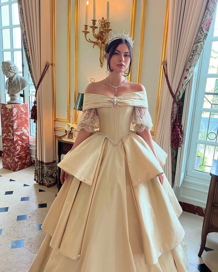 Queen Victoria Wedding Dress, Ballroom Dress Gowns, Versailles Ball, Royal Ball Gowns, Victorian Ball Gowns, Queen Gown, Sweet Champagne, Royal Gowns, Queen Wedding Dress