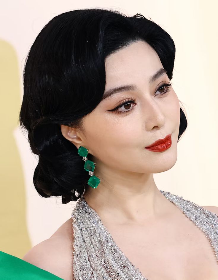 The Best Jewelry at the 2023 Oscars Oscar Jewelry, Jenny Slate, Feather Gown, Fred Leighton, Fan Bingbing, Celebrity Jewelry, Halle Bailey, Michelle Yeoh, Zoe Saldana