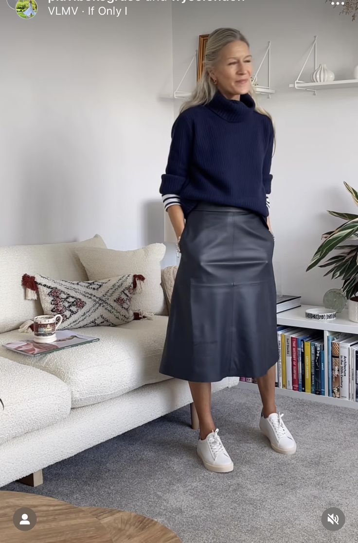 Rok Outfit, Leather Skirt Outfit, Black Leather Skirt, Rock Outfit, Skirt And Sneakers, Leather Midi Skirt, Casual Work Outfits, Mode Inspiration, Outfits Casuales