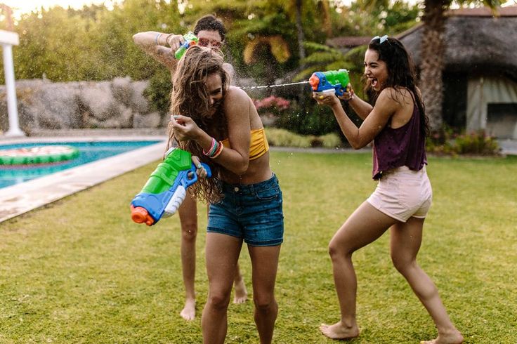 Family Pool Party, Ultimate Summer Bucket List, Casa Club, Friends Playing, Teen Summer, Summer Water, Happy Friends, Summer Bucket Lists, Summer Bucket