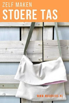 a white bag hanging from the side of a wooden bench with text overlay reading zelf maken store tas