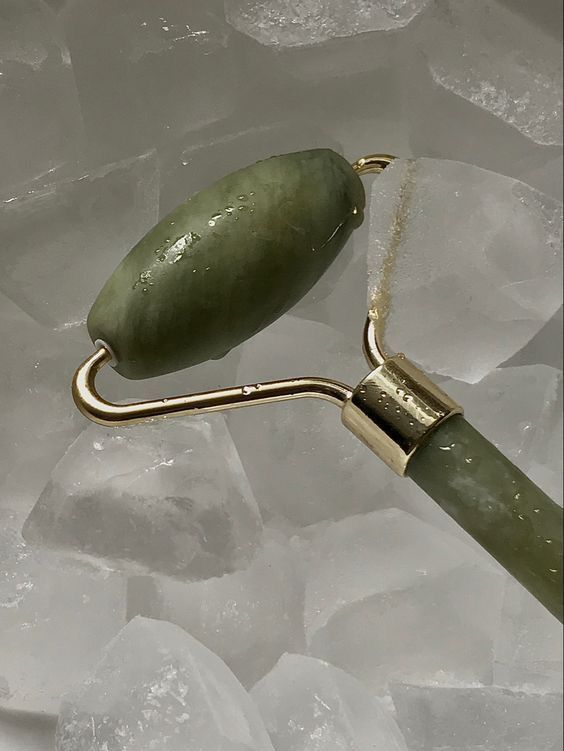 Jade Rolling, Jade Face Roller, Gua Sha Facial, Jade Roller, Face Roller, Pretty Skin, Skincare Tools, Clean Face, Gua Sha